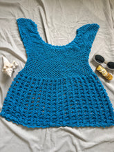 Cargar imagen en el visor de la galería, Blue Handmade Knitted Top Small