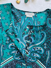 Cargar imagen en el visor de la galería, Green blouse with elegant hippie style Medium
